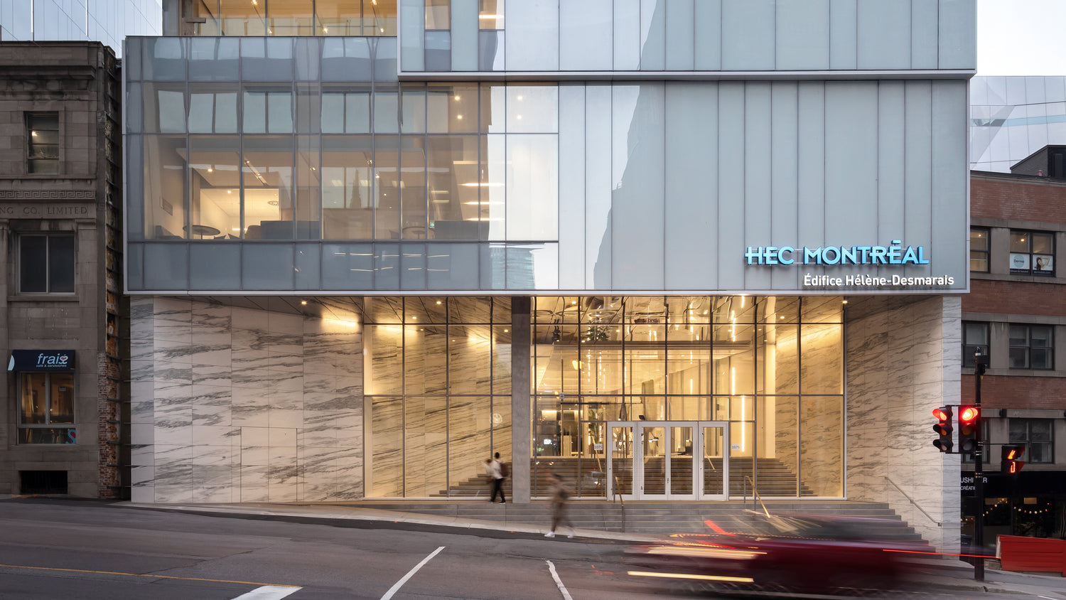 Entrée rue Beaver Hall de l'Édifice Hélène Desmarais au centre ville. 